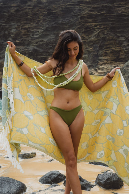 The Monarch Collections includes luxurious royal Hawaiian prints and designs on our Turkish beach towels and throws. Also includes 2 different colored totes perfect for travel and the beach.